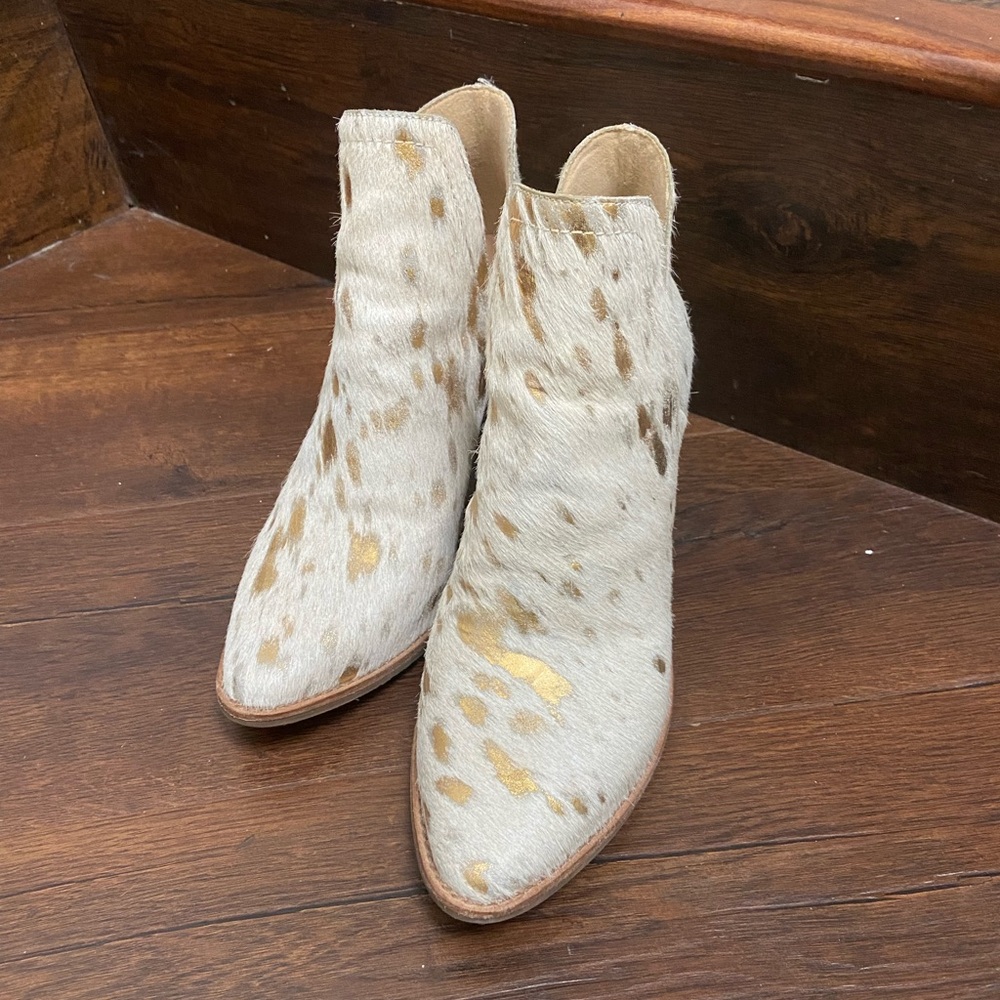 Stylish Women's Tan and Gold Ankle Boots